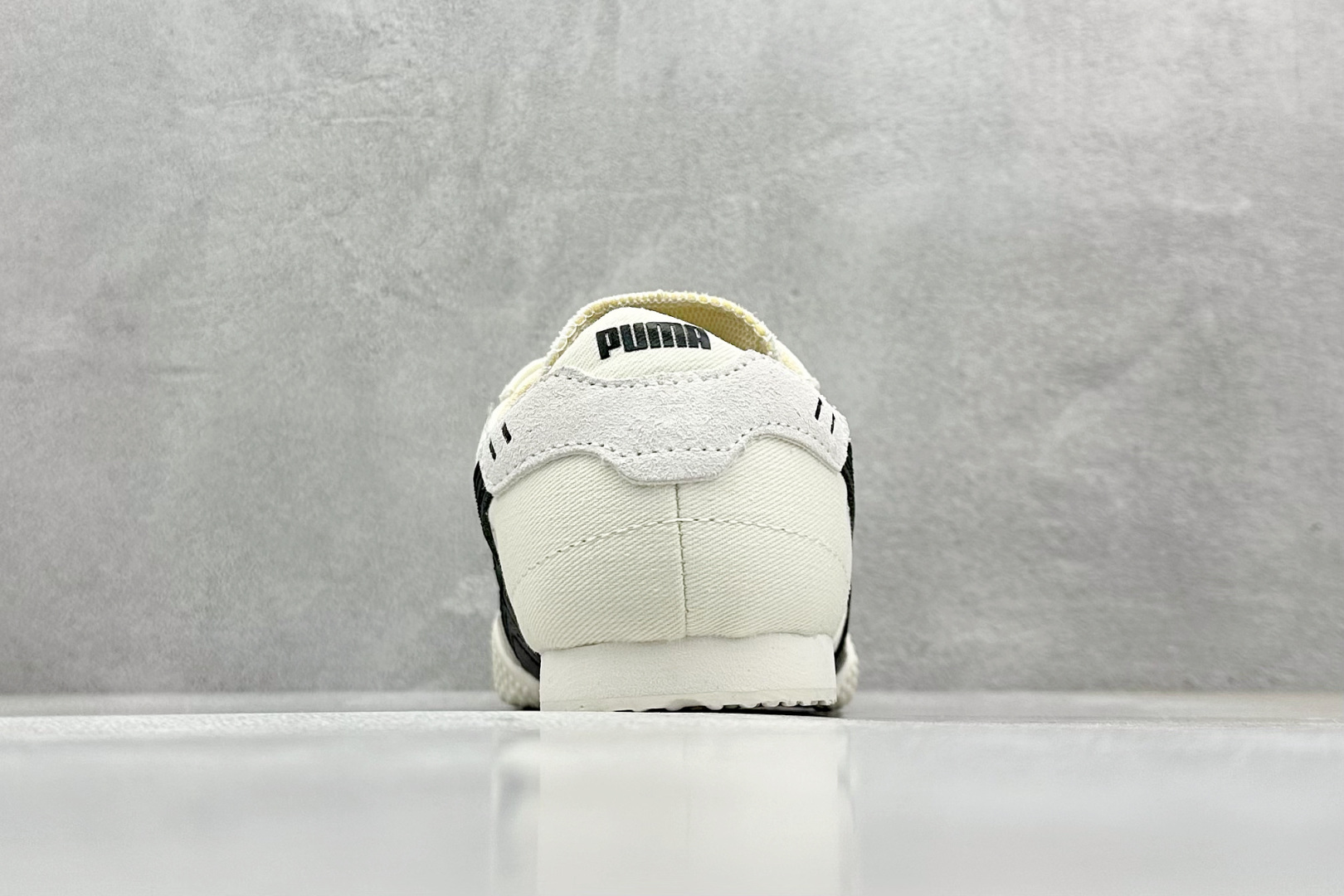  终端放店
Xs版 Puma Palermo OG  防滑耐磨低帮德训板鞋
孔眼底座和脚趾凸起由绒面革材