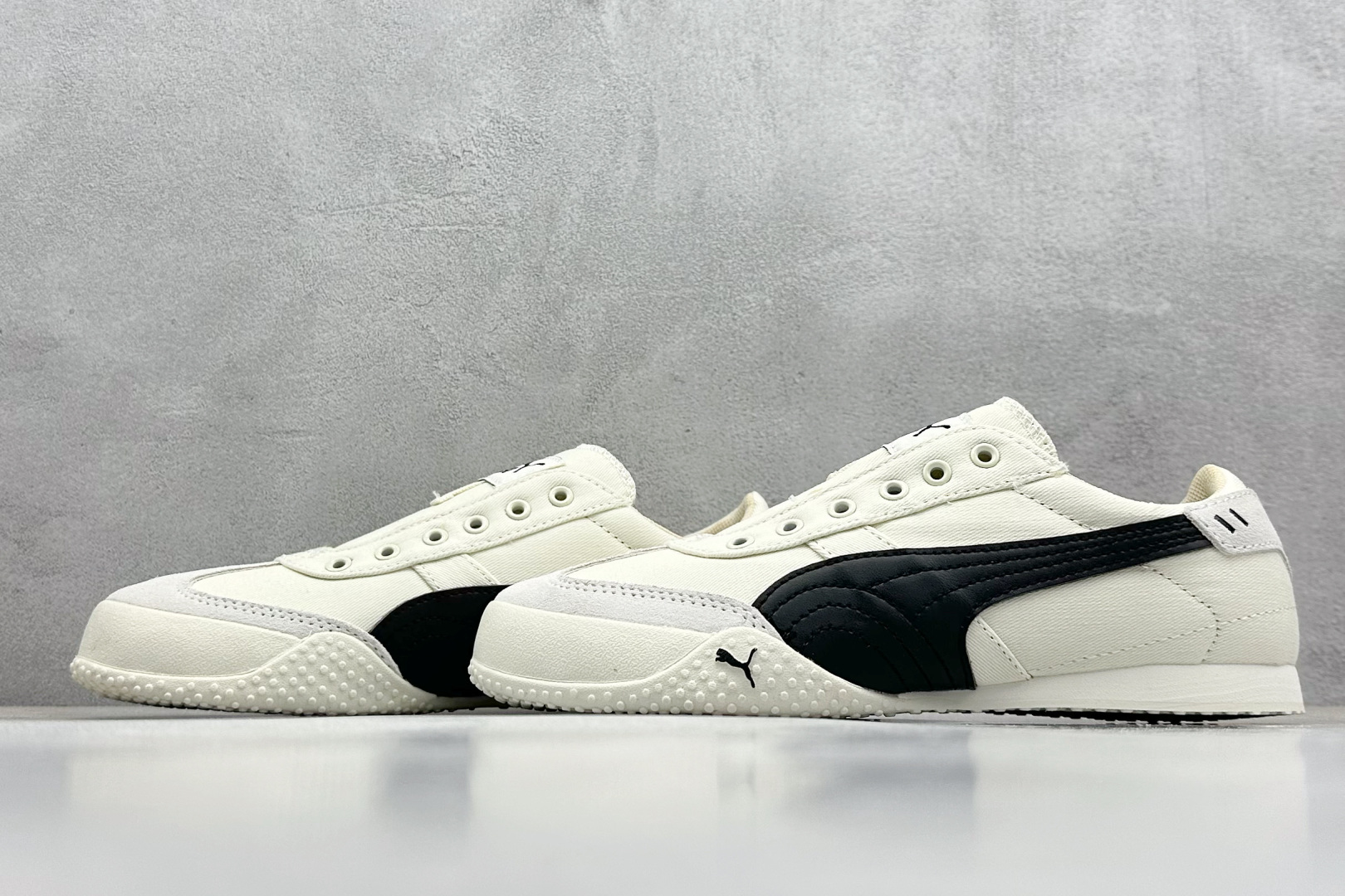  终端放店
Xs版 Puma Palermo OG  防滑耐磨低帮德训板鞋
孔眼底座和脚趾凸起由绒面革材