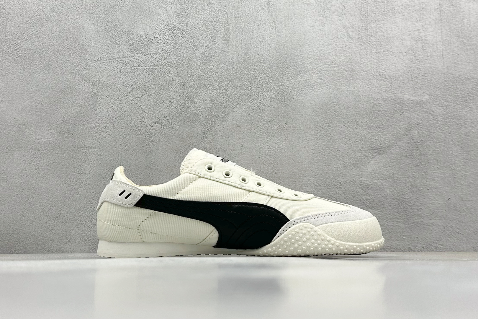  终端放店
Xs版 Puma Palermo OG  防滑耐磨低帮德训板鞋
孔眼底座和脚趾凸起由绒面革材