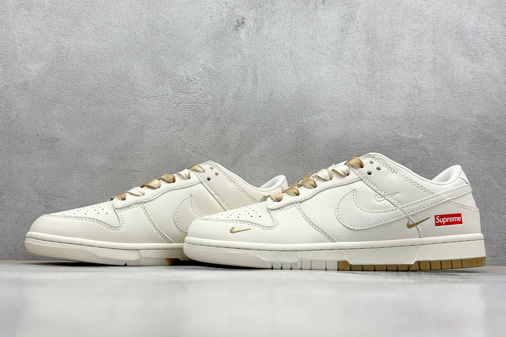  终端放店
XC版 Nike SB Dunk Low x Supreme SUP联名-米白浅棕渐变  
