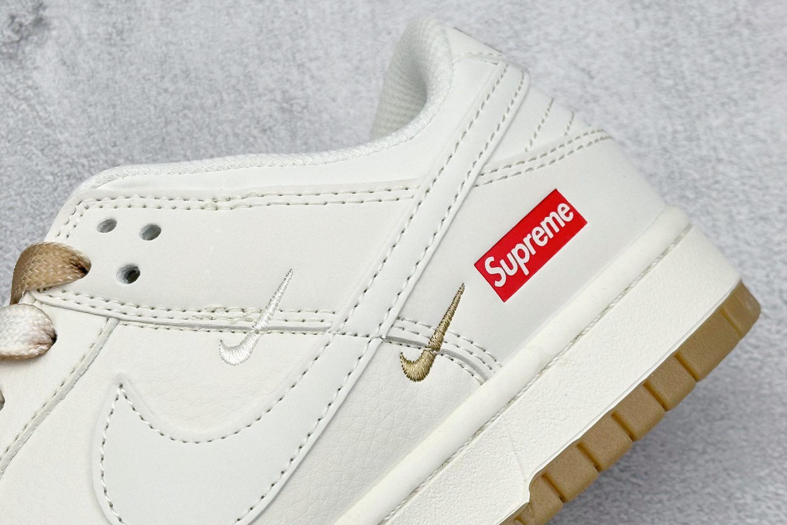  终端放店
XC版 Nike SB Dunk Low x Supreme SUP联名-米白浅棕渐变  
