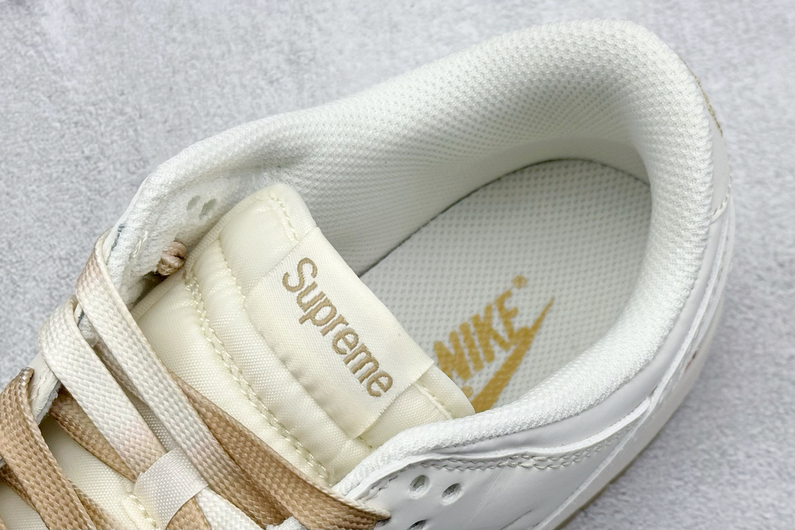  终端放店
XC版 Nike SB Dunk Low x Supreme SUP联名-米白浅棕渐变  
