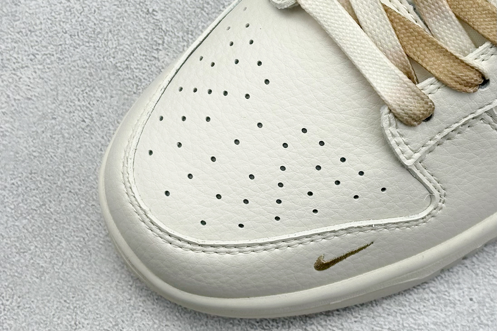  终端放店
XC版 Nike SB Dunk Low x Supreme SUP联名-米白浅棕渐变  
