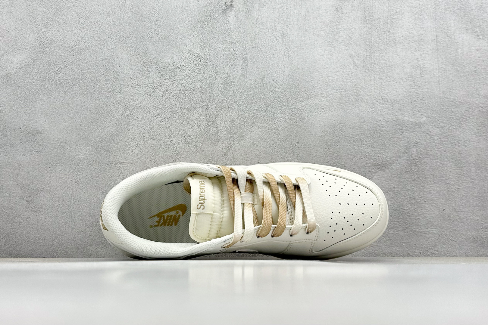  终端放店
XC版 Nike SB Dunk Low x Supreme SUP联名-米白浅棕渐变  
