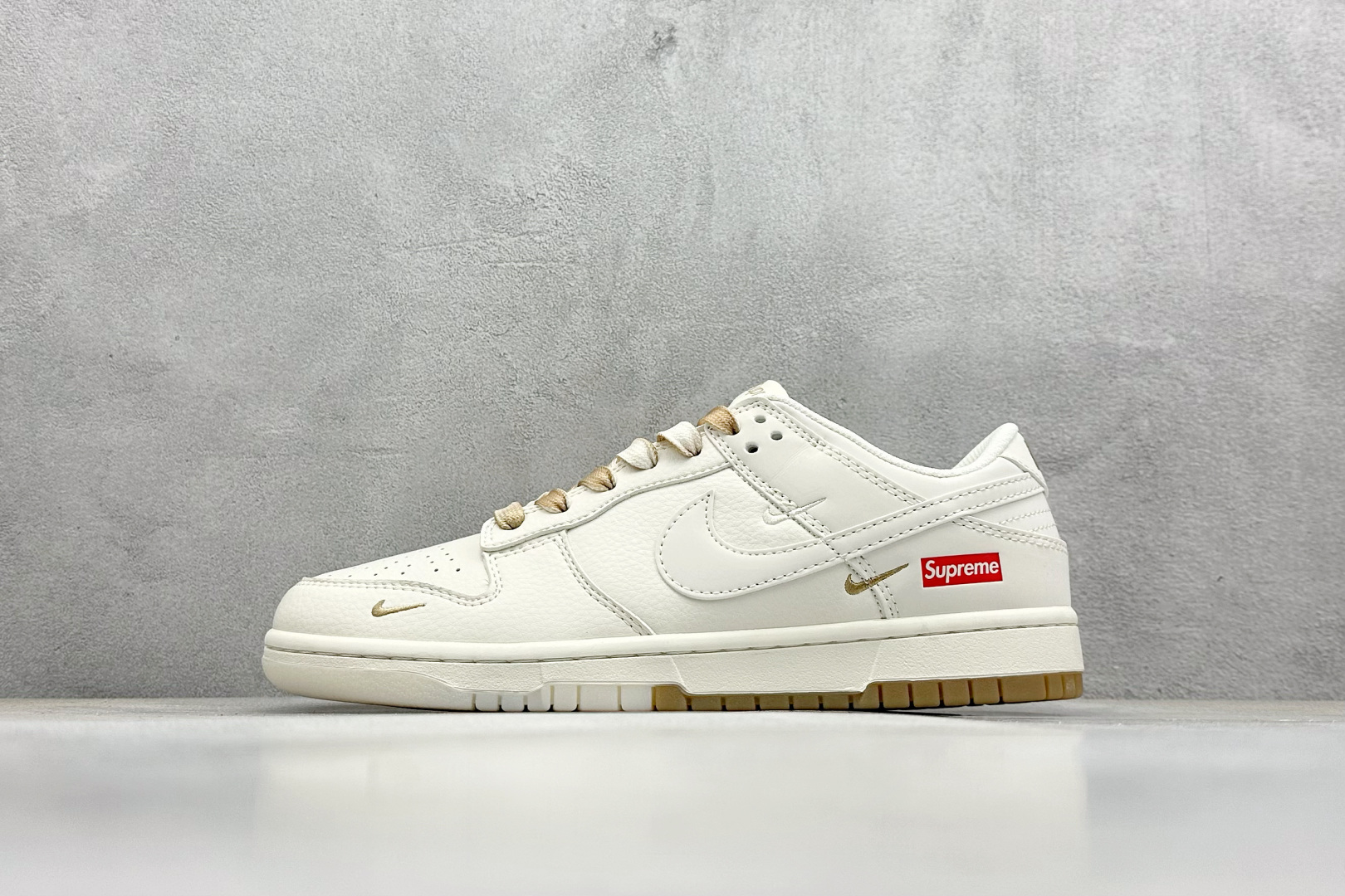  终端放店
XC版 Nike SB Dunk Low x Supreme SUP联名-米白浅棕渐变  
