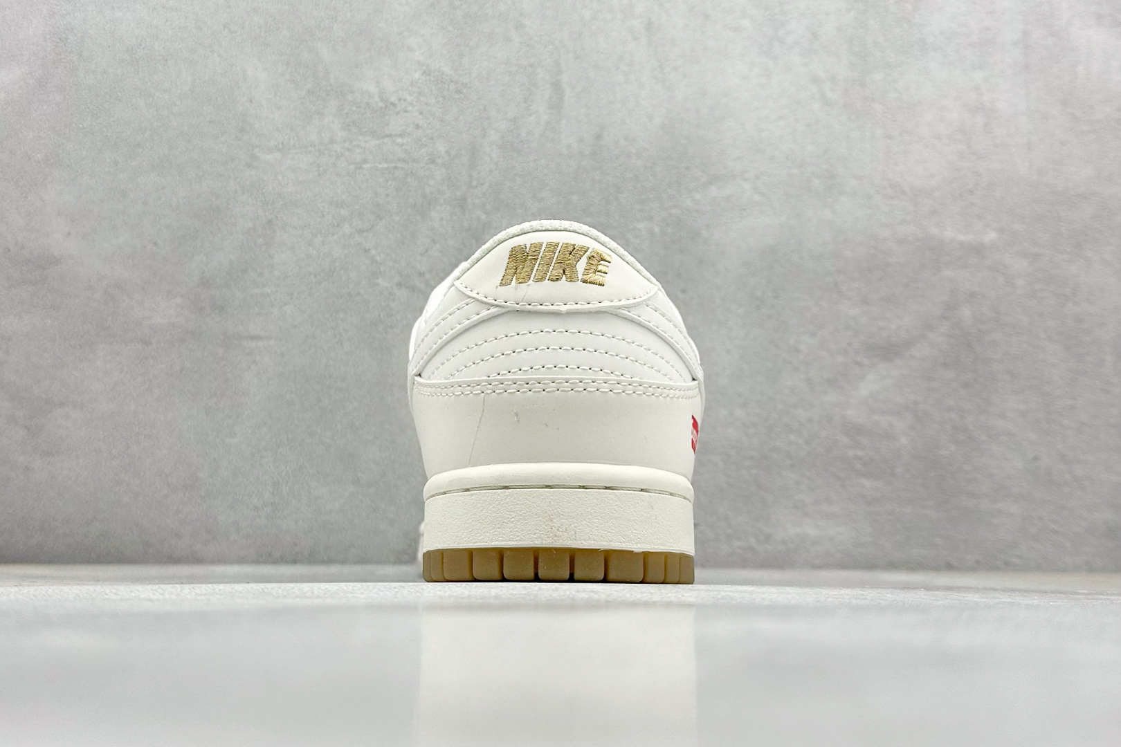  终端放店
XC版 Nike SB Dunk Low x Supreme SUP联名-米白浅棕渐变  
