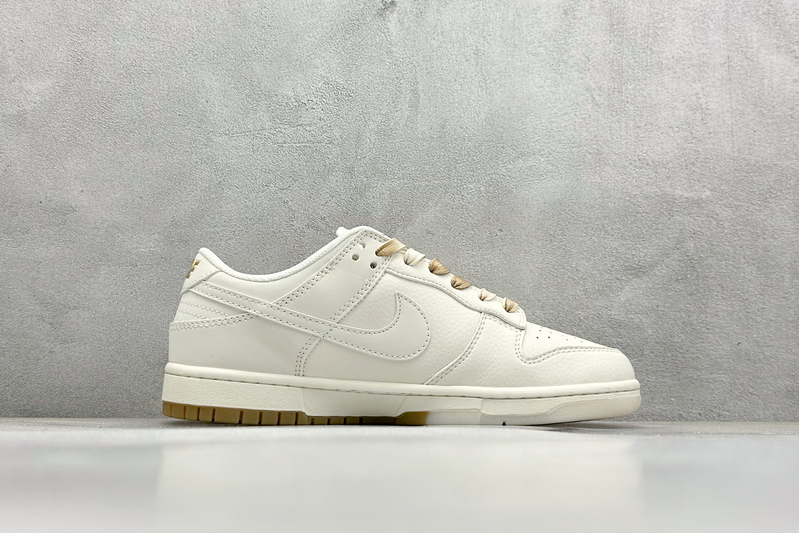  终端放店
XC版 Nike SB Dunk Low x Supreme SUP联名-米白浅棕渐变  
