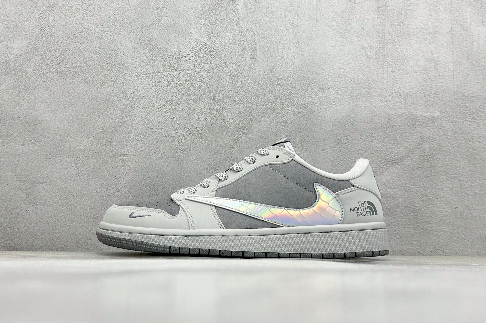 终端放店
XC版 Fragmen x Travis Scott x 北面
Air Jordan 1 L