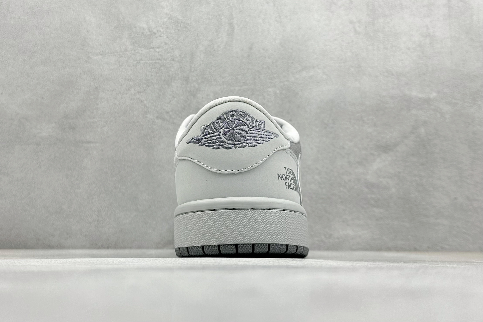 终端放店
XC版 Fragmen x Travis Scott x 北面
Air Jordan 1 L