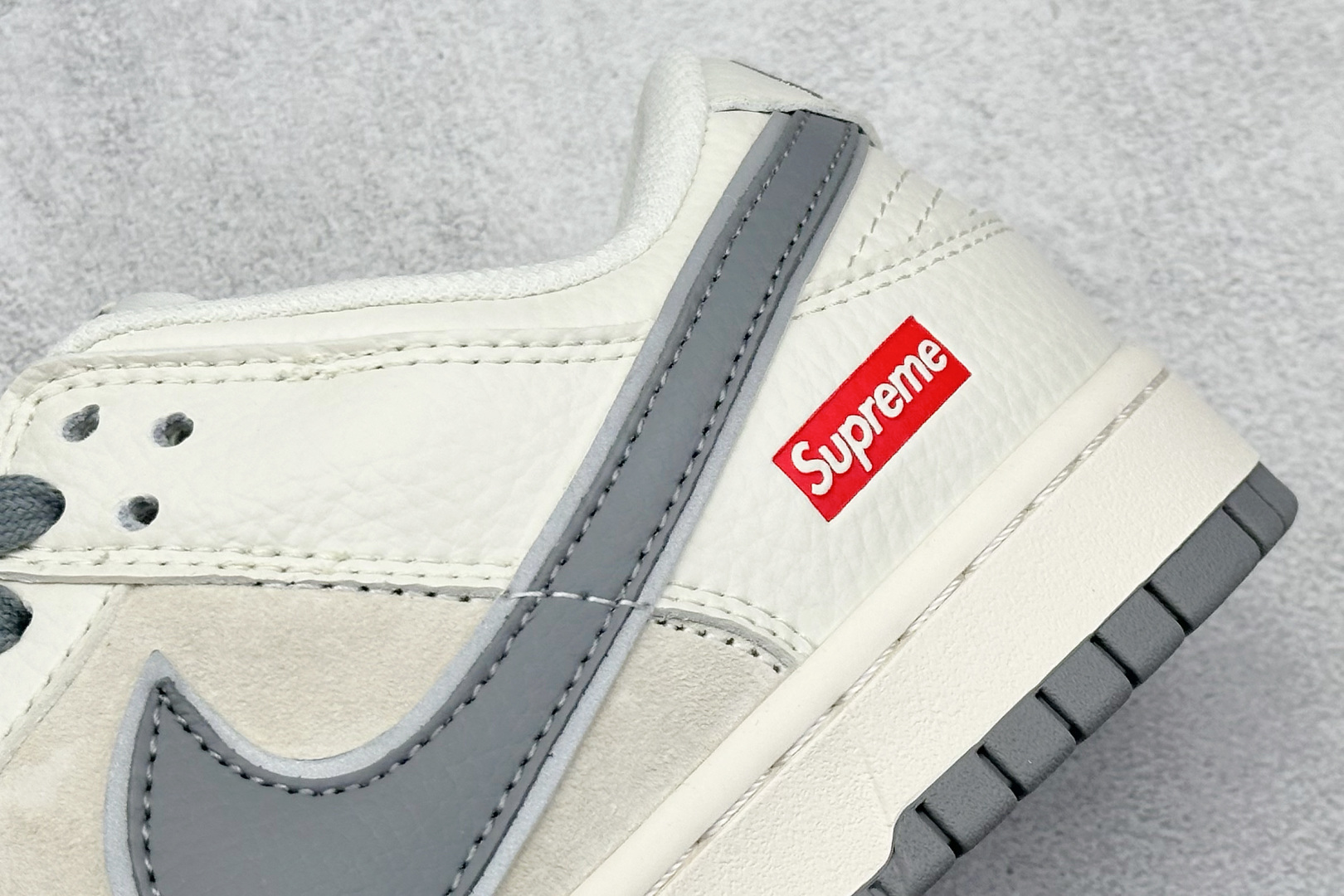  终端放店
XC版 Nk SB Dunk Low Supreme联名 灰勾双小勾 周年高端定制 低帮休闲