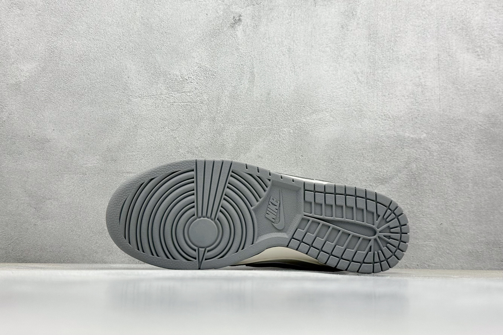  终端放店
XC版 Nk SB Dunk Low Supreme联名 灰勾双小勾 周年高端定制 低帮休闲