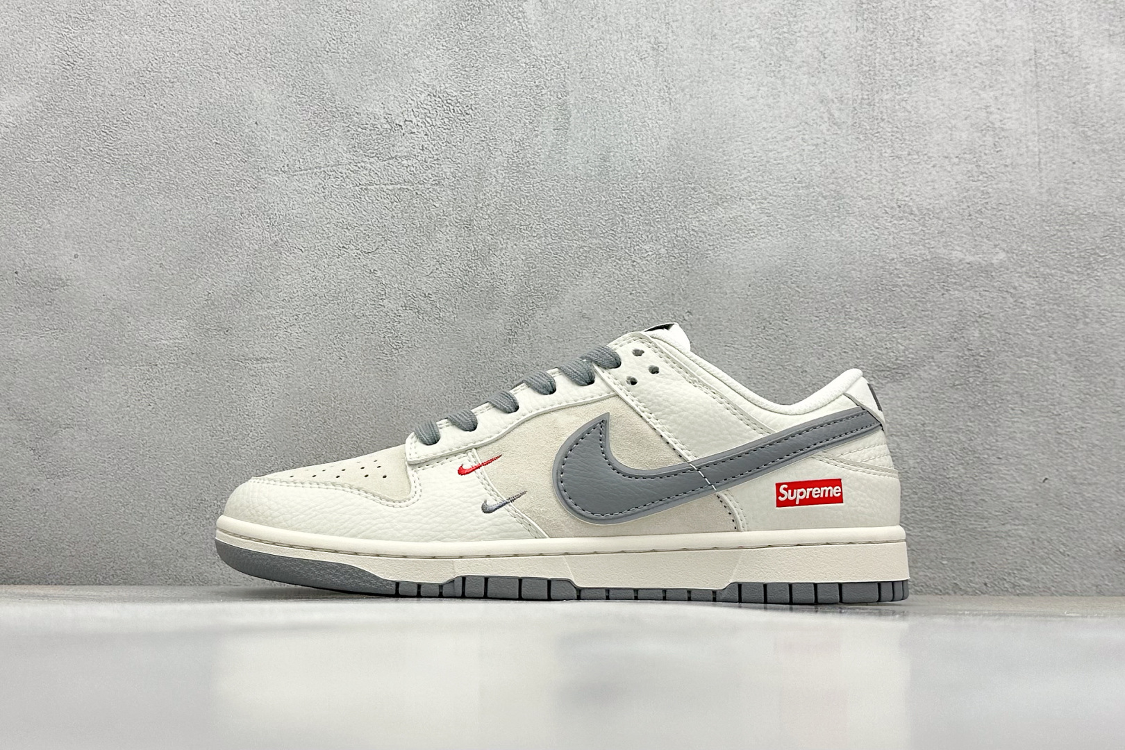  终端放店
XC版 Nk SB Dunk Low Supreme联名 灰勾双小勾 周年高端定制 低帮休闲