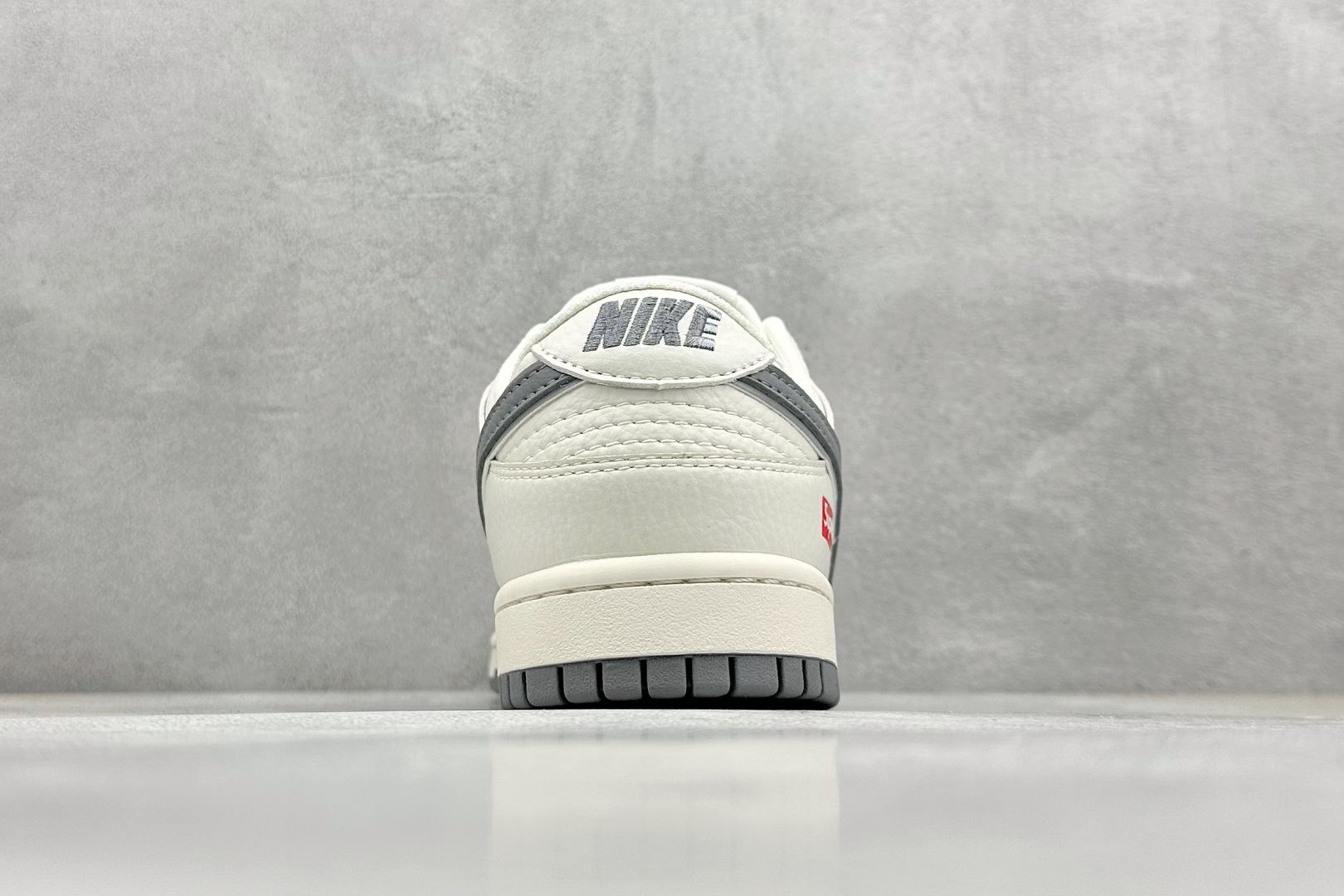  终端放店
XC版 Nk SB Dunk Low Supreme联名 灰勾双小勾 周年高端定制 低帮休闲