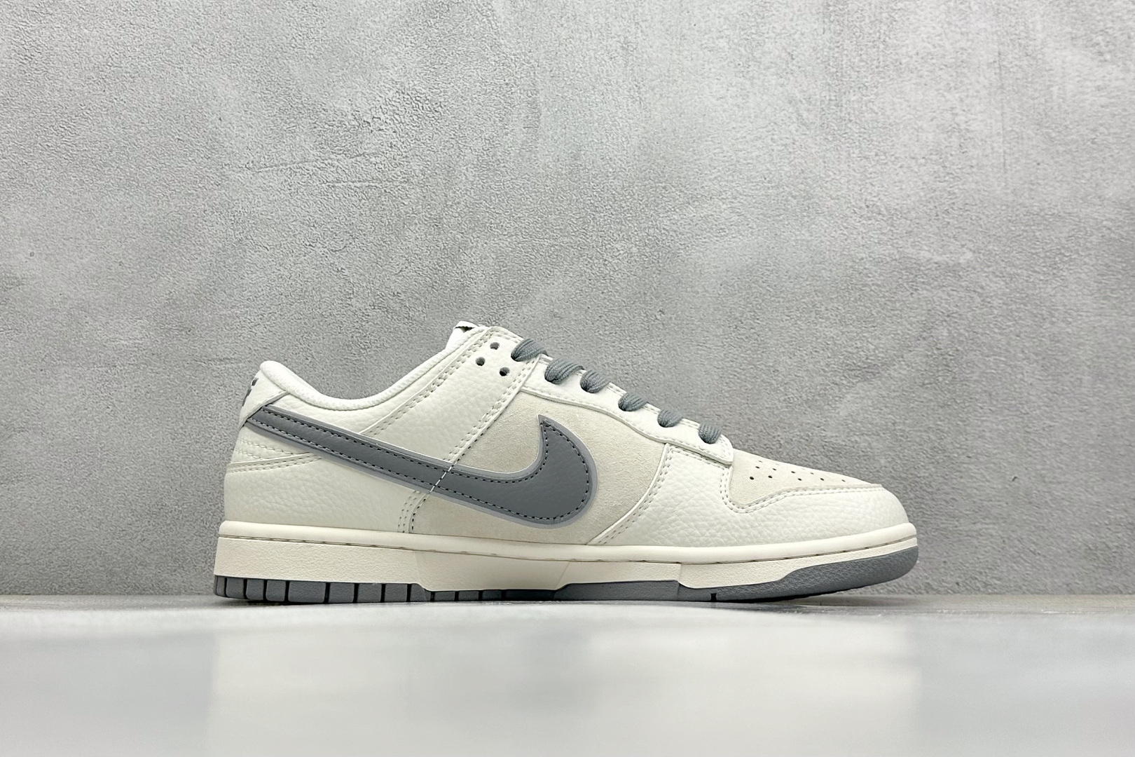  终端放店
XC版 Nk SB Dunk Low Supreme联名 灰勾双小勾 周年高端定制 低帮休闲