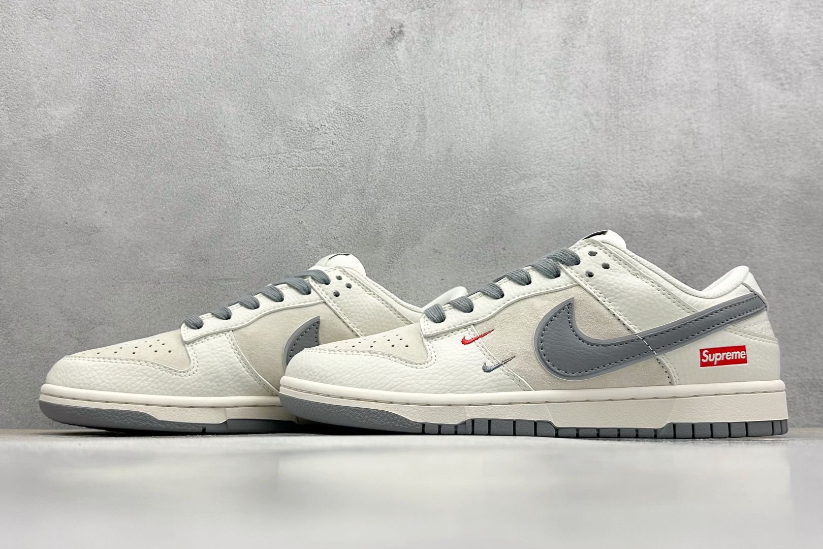  终端放店
XC版 Nk SB Dunk Low Supreme联名 灰勾双小勾 周年高端定制 低帮休闲