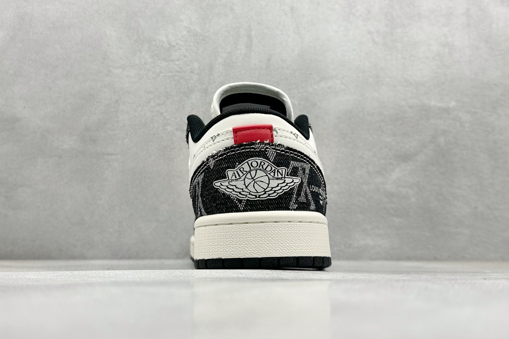  终端放店
XC版 Air Jordan 1 Retro Low x Louis Vuitton 白黑牛