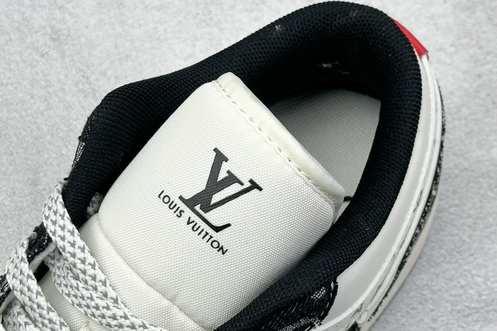  终端放店
XC版 Air Jordan 1 Retro Low x Louis Vuitton 白黑牛