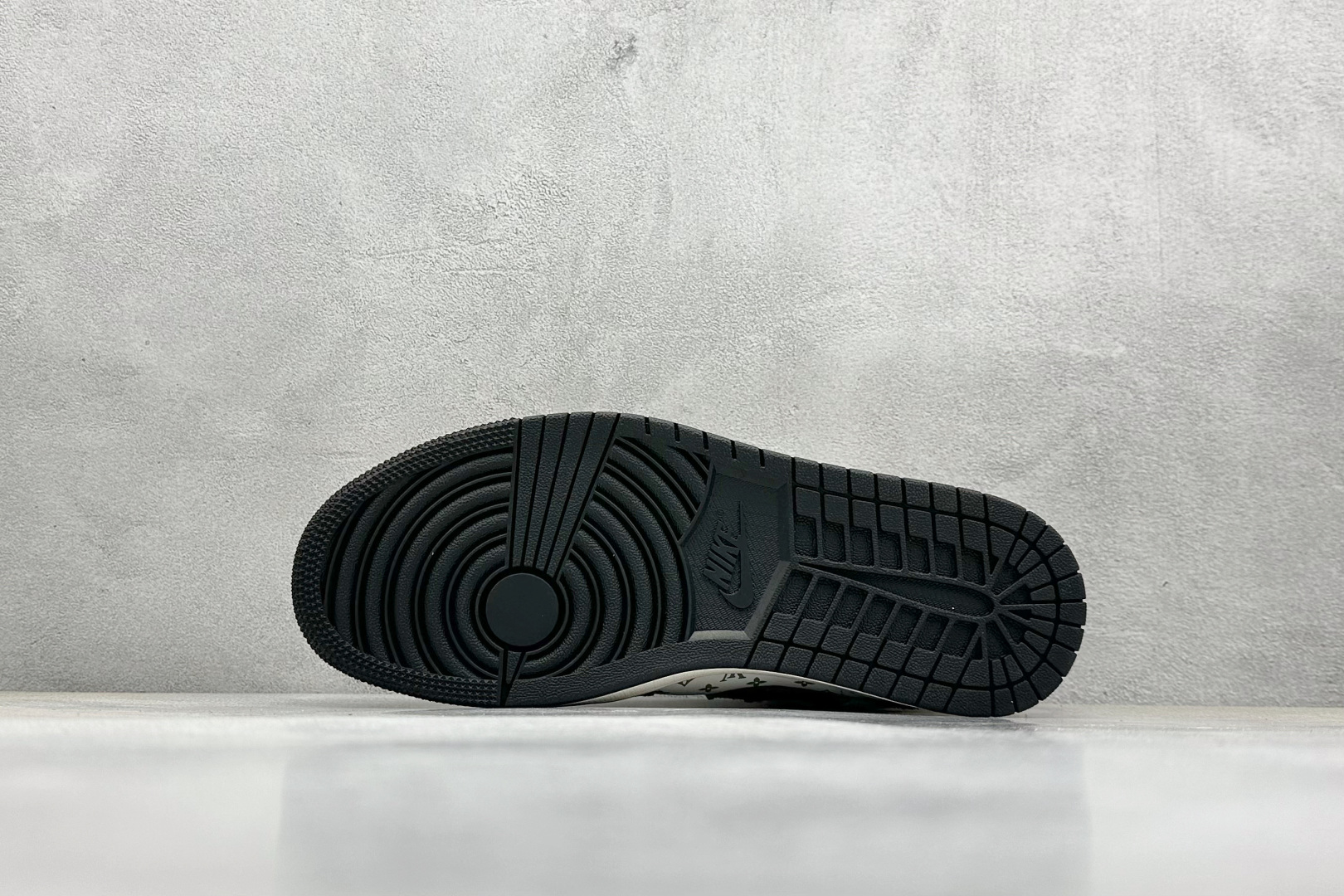  终端放店
XC版 Air Jordan 1 Retro Low x Louis Vuitton 白黑牛