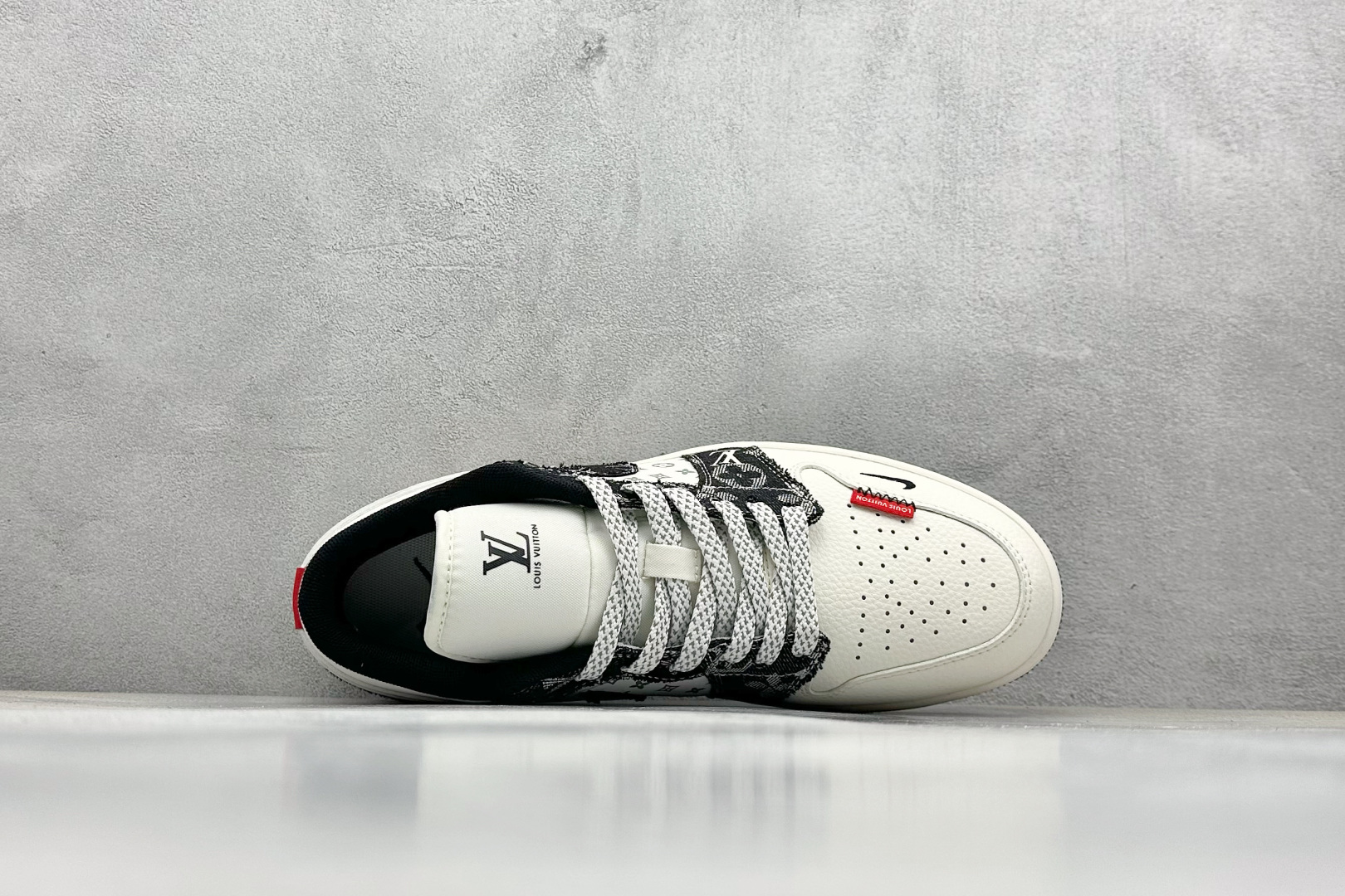  终端放店
XC版 Air Jordan 1 Retro Low x Louis Vuitton 白黑牛