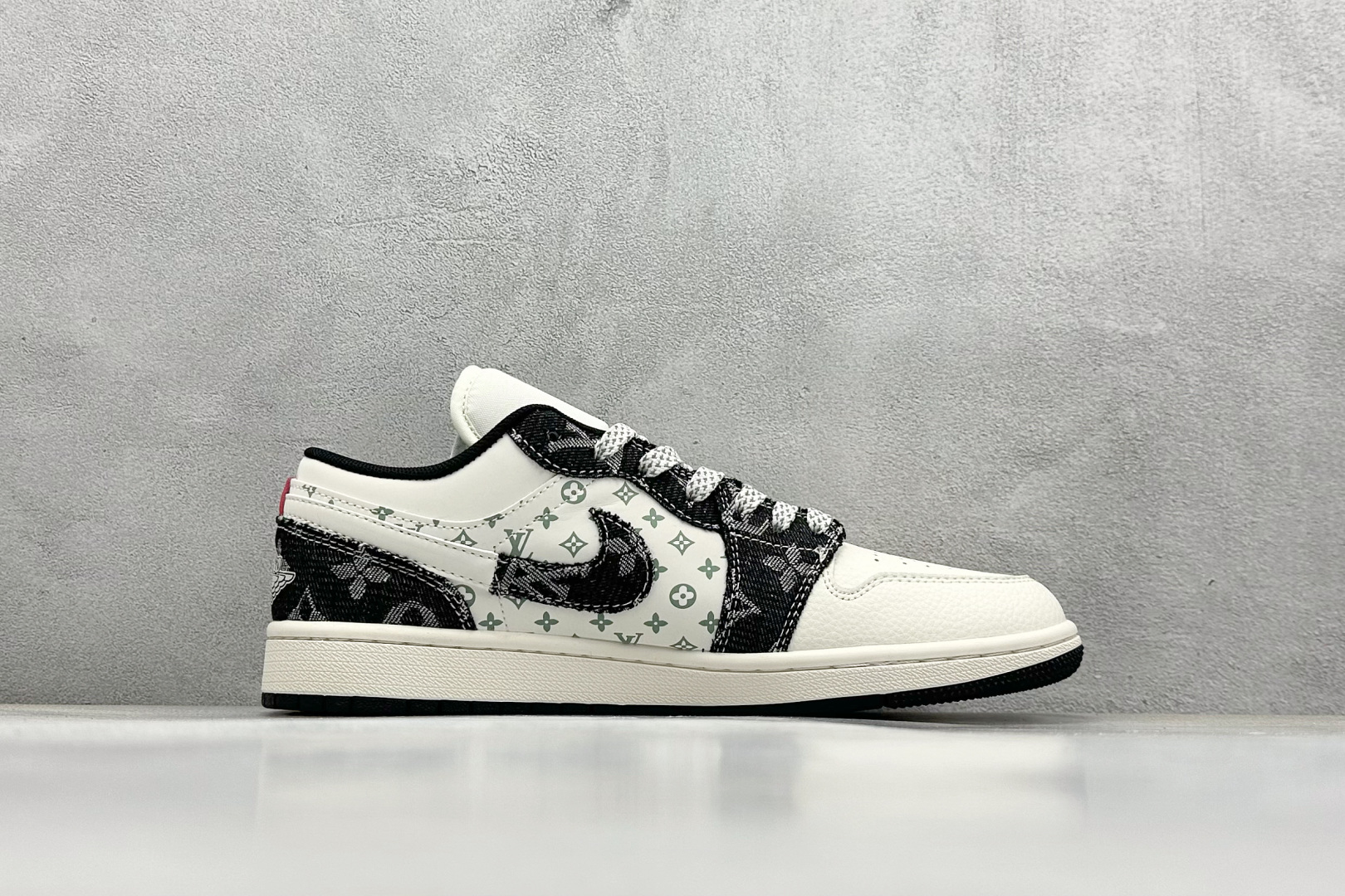  终端放店
XC版 Air Jordan 1 Retro Low x Louis Vuitton 白黑牛