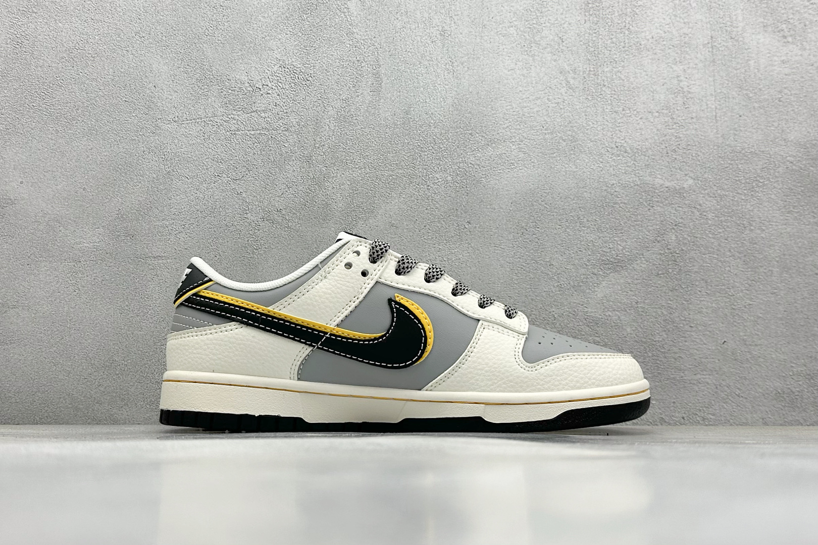  终端放店
XC版 Nike SB Dunk Low 小米联名 Su7 Ultru 周年高端定制 低帮休