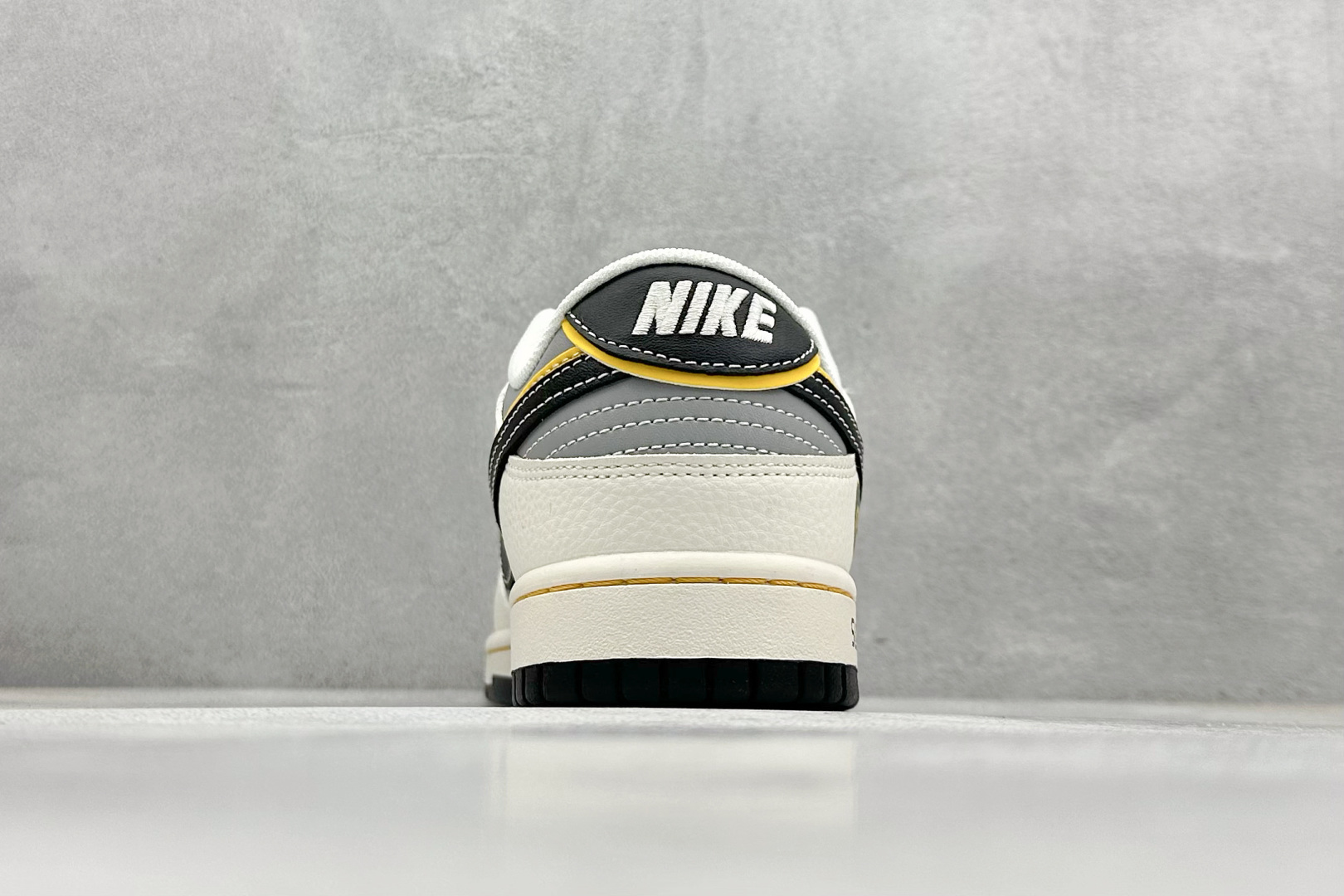 终端放店
XC版 Nike SB Dunk Low 小米联名 Su7 Ultru 周年高端定制 低帮休