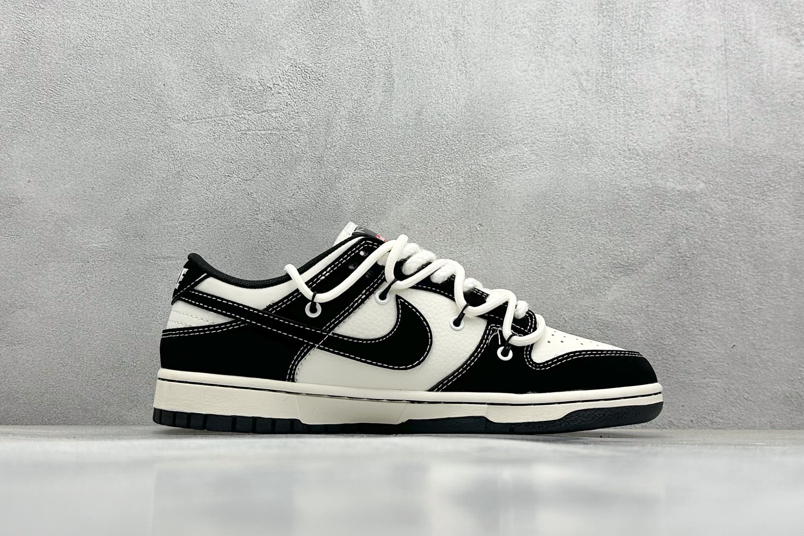  终端放店
XC版 Nike SB Dunk Low SUP系列 绑带黑白黑勾 周年高端定制 低帮休闲板