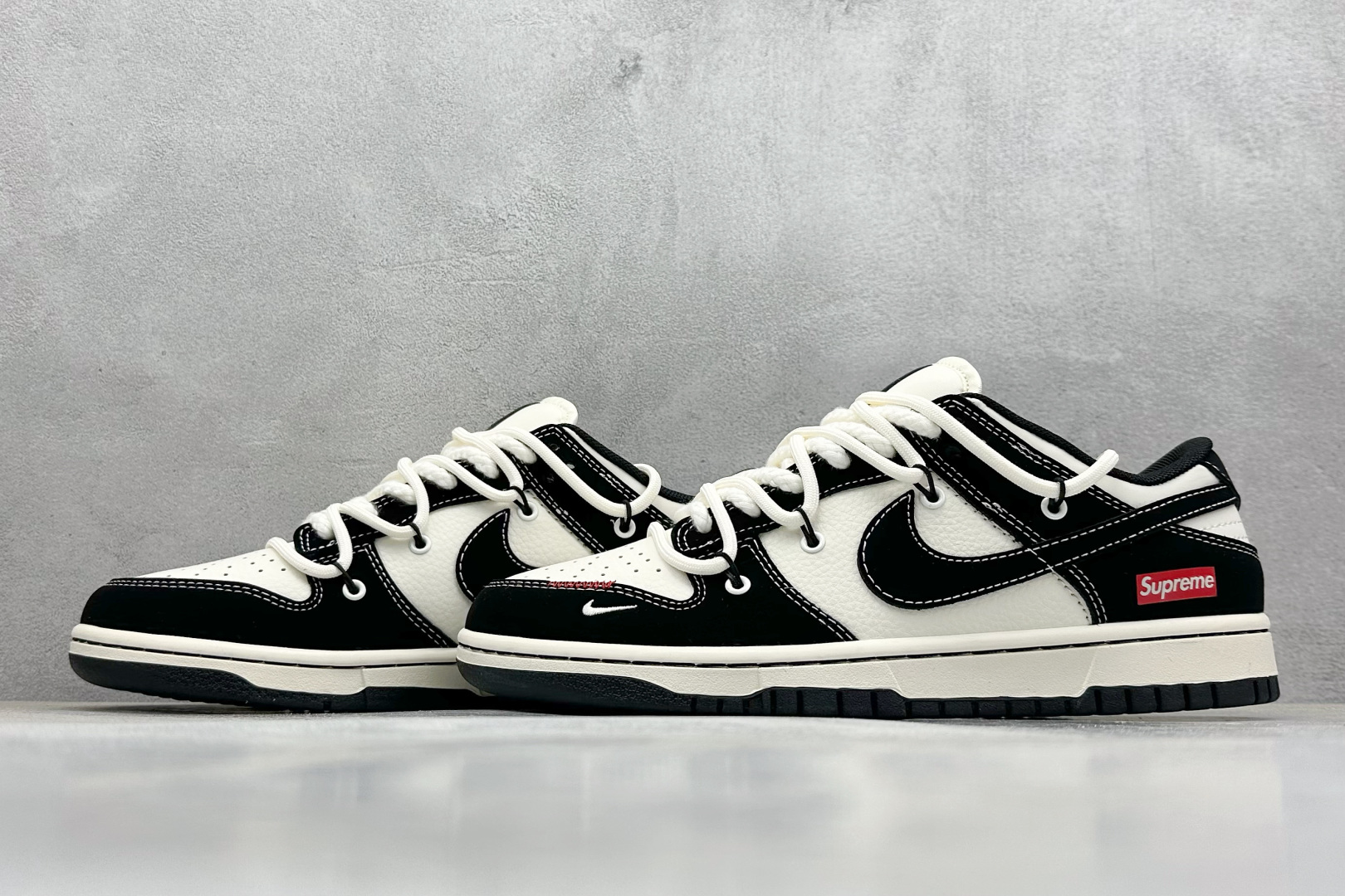  终端放店
XC版 Nike SB Dunk Low SUP系列 绑带黑白黑勾 周年高端定制 低帮休闲板
