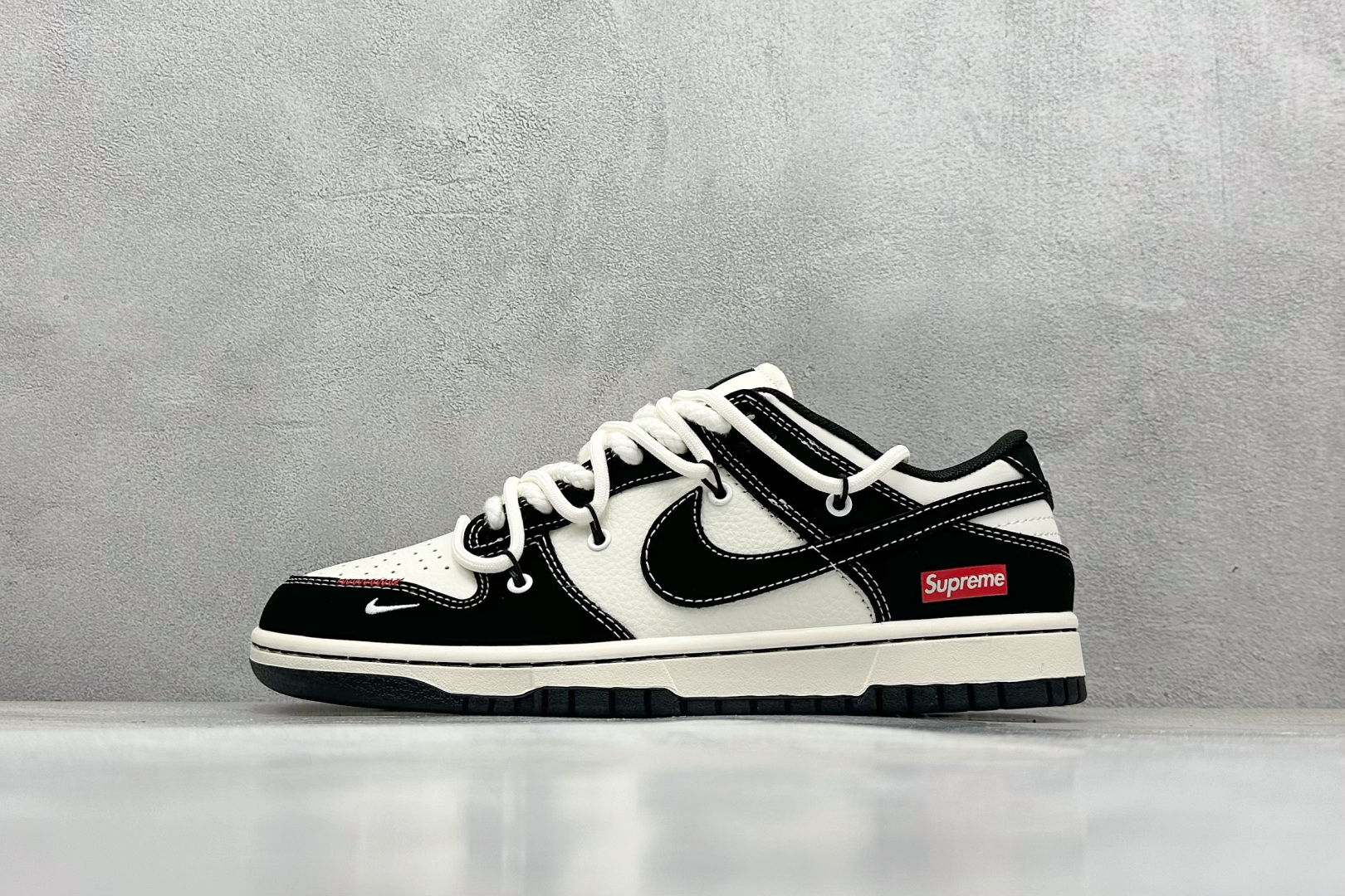  终端放店
XC版 Nike SB Dunk Low SUP系列 绑带黑白黑勾 周年高端定制 低帮休闲板
