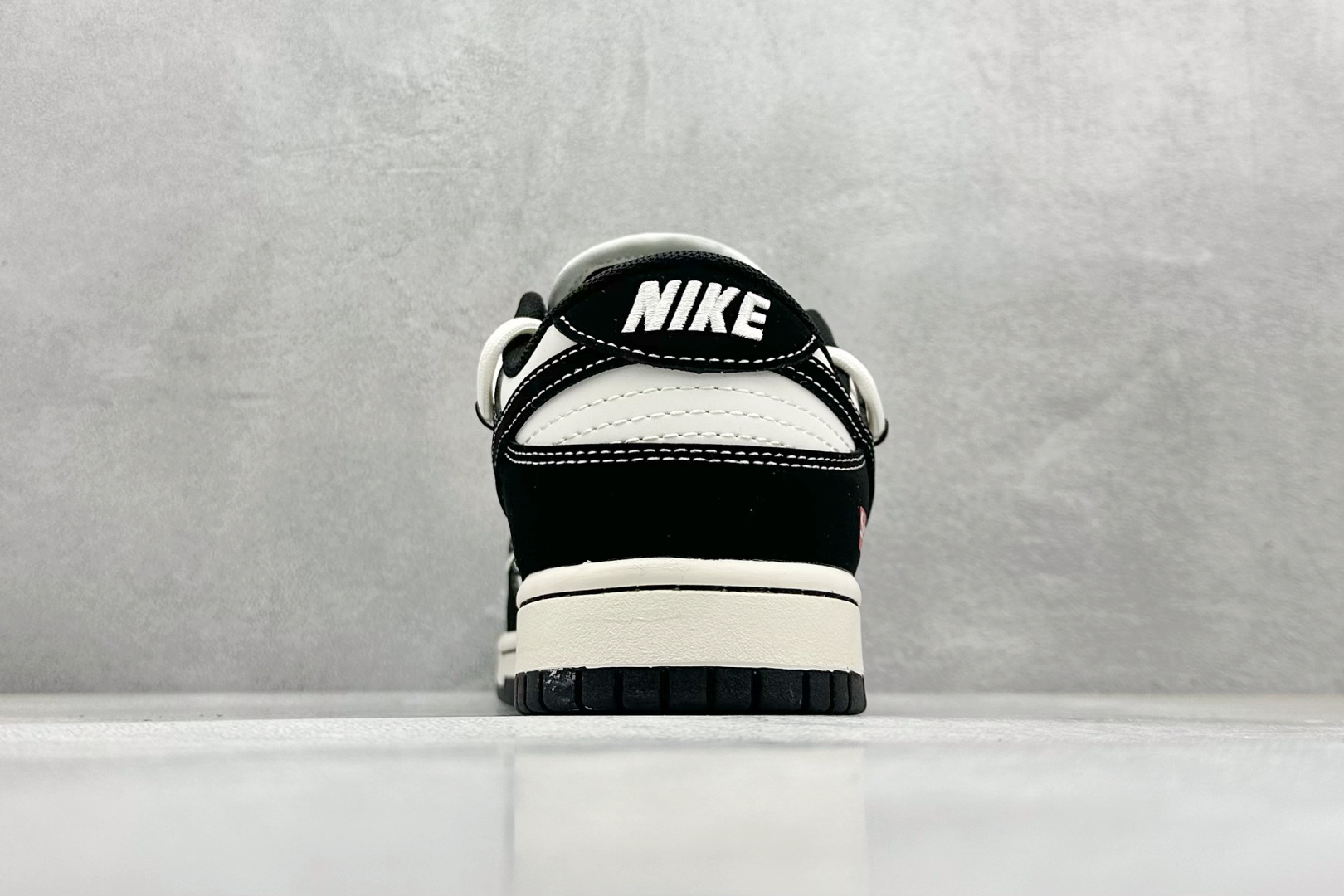  终端放店
XC版 Nike SB Dunk Low SUP系列 绑带黑白黑勾 周年高端定制 低帮休闲板