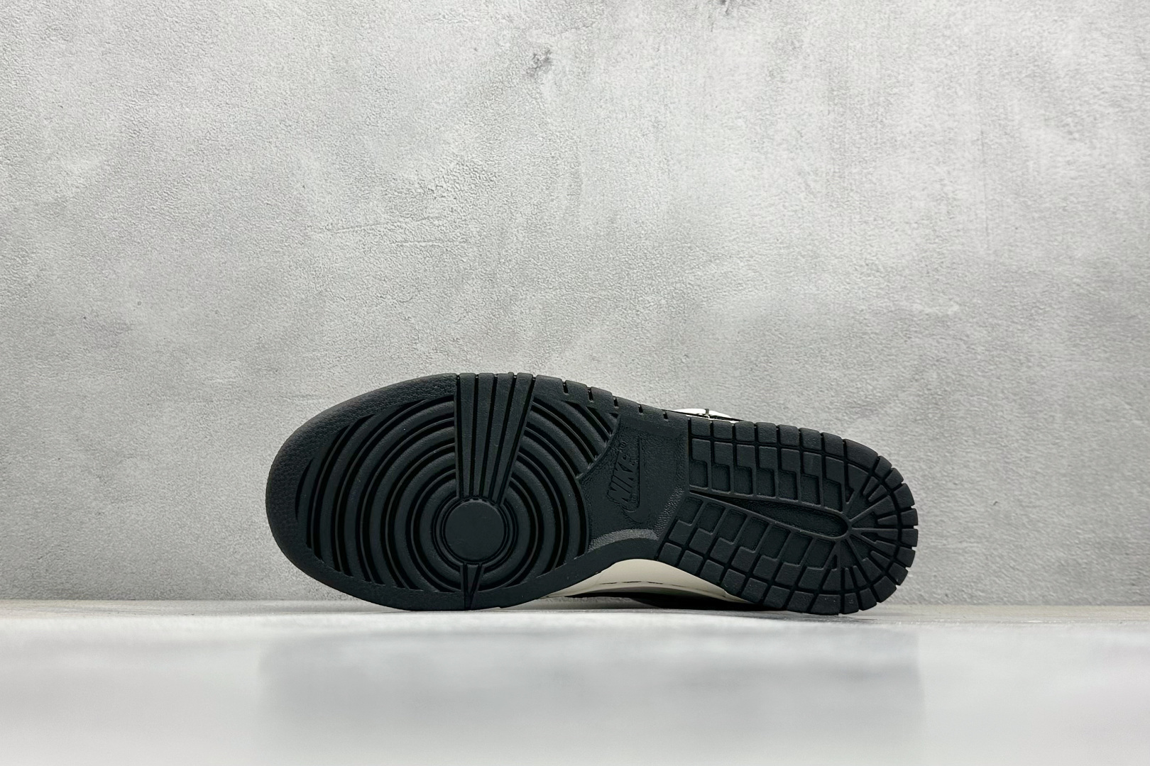  终端放店
XC版 Nike SB Dunk Low SUP系列 绑带黑白黑勾 周年高端定制 低帮休闲板