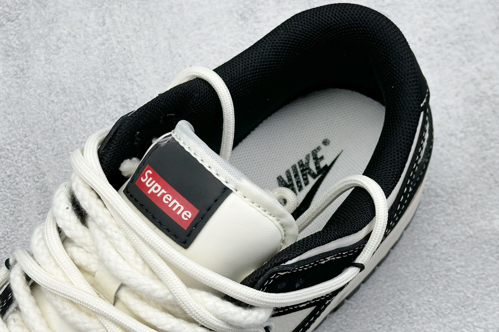  终端放店
XC版 Nike SB Dunk Low SUP系列 绑带黑白黑勾 周年高端定制 低帮休闲板