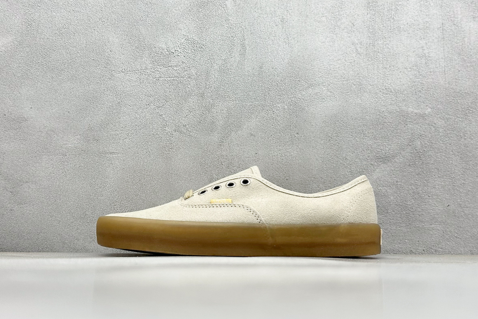  
Vans Premium Authentic 
翻毛皮 复古半透明生胶底
官方新款 经典Aut鞋型搭