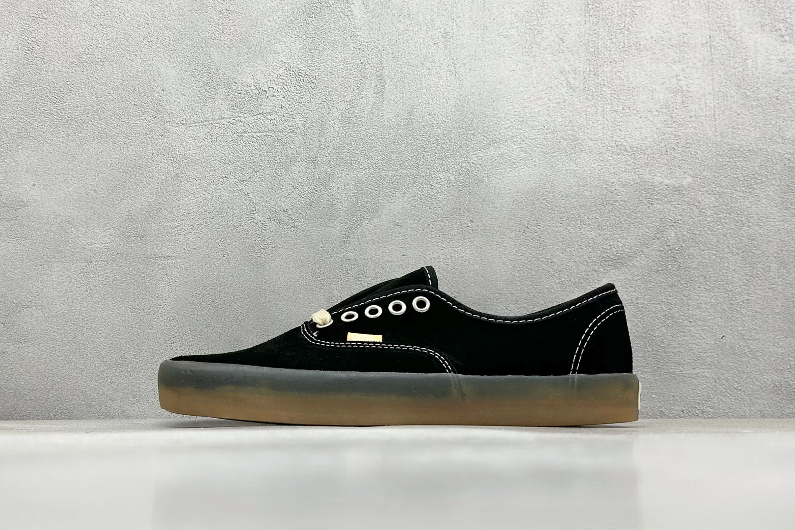  
Vans Premium Authentic 
翻毛皮 复古半透明生胶底
官方新款 经典Aut鞋型搭