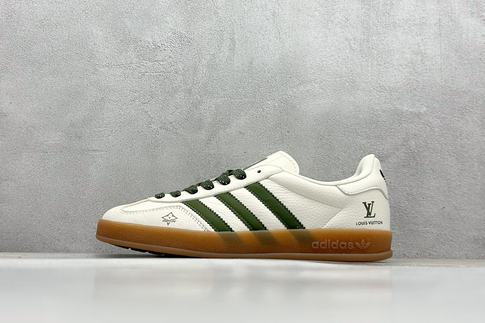  
adidas originals Samba OG x Louis Vuitton 米白绿生胶
此款