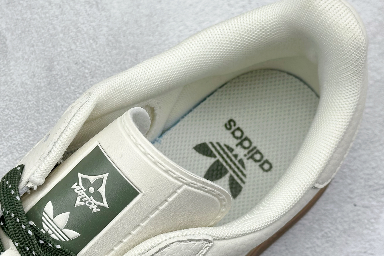  
adidas originals Samba OG x Louis Vuitton 米白绿生胶
此款