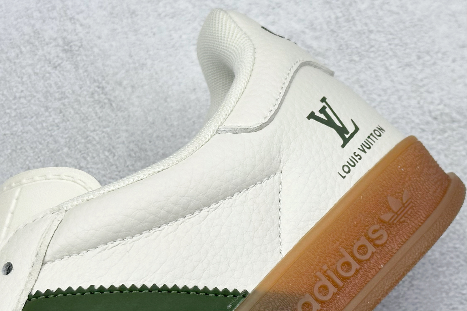  
adidas originals Samba OG x Louis Vuitton 米白绿生胶
此款