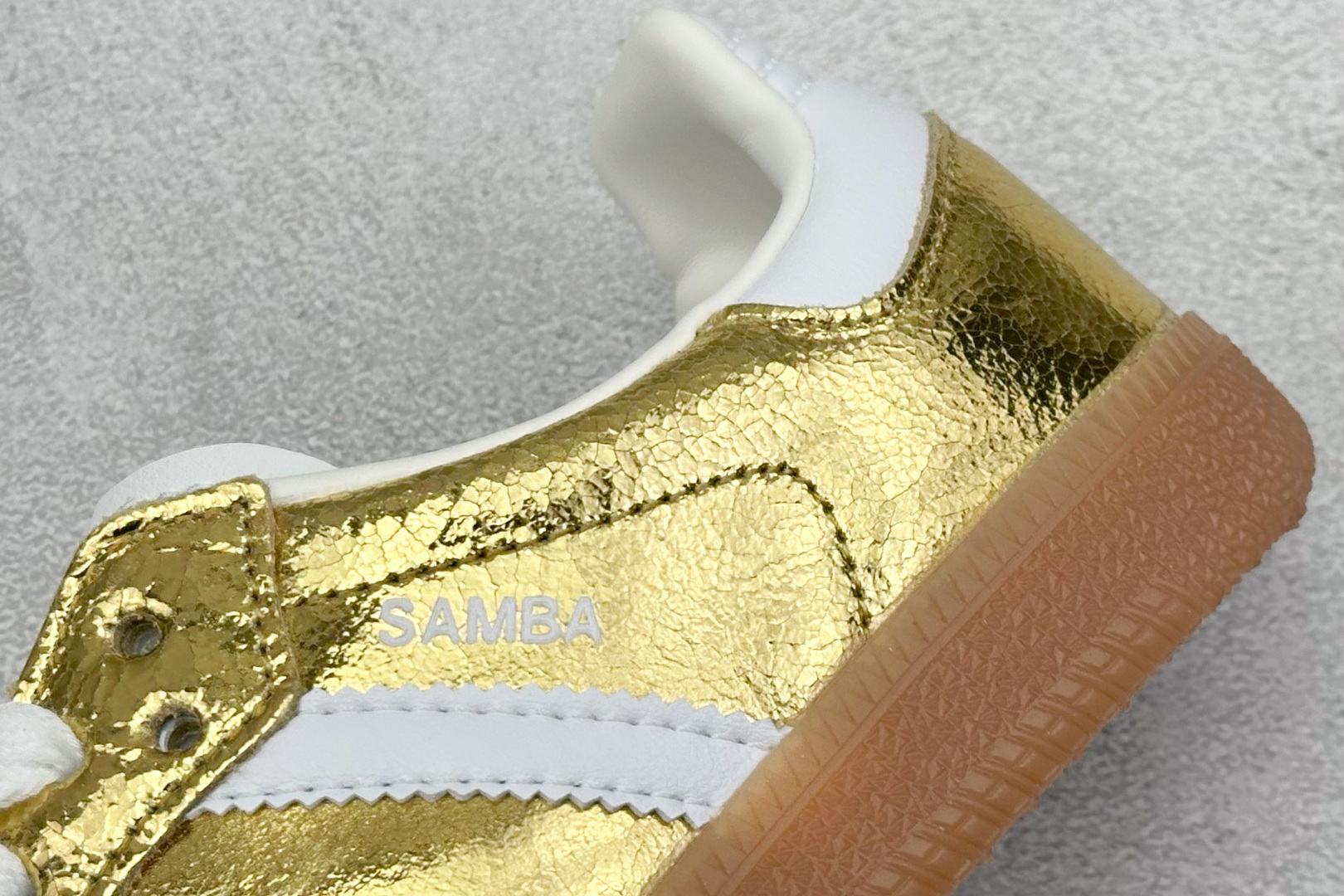  
adidas originals Samba OG 金色
此款以简约大方的造型设计，给人以随性休闲的