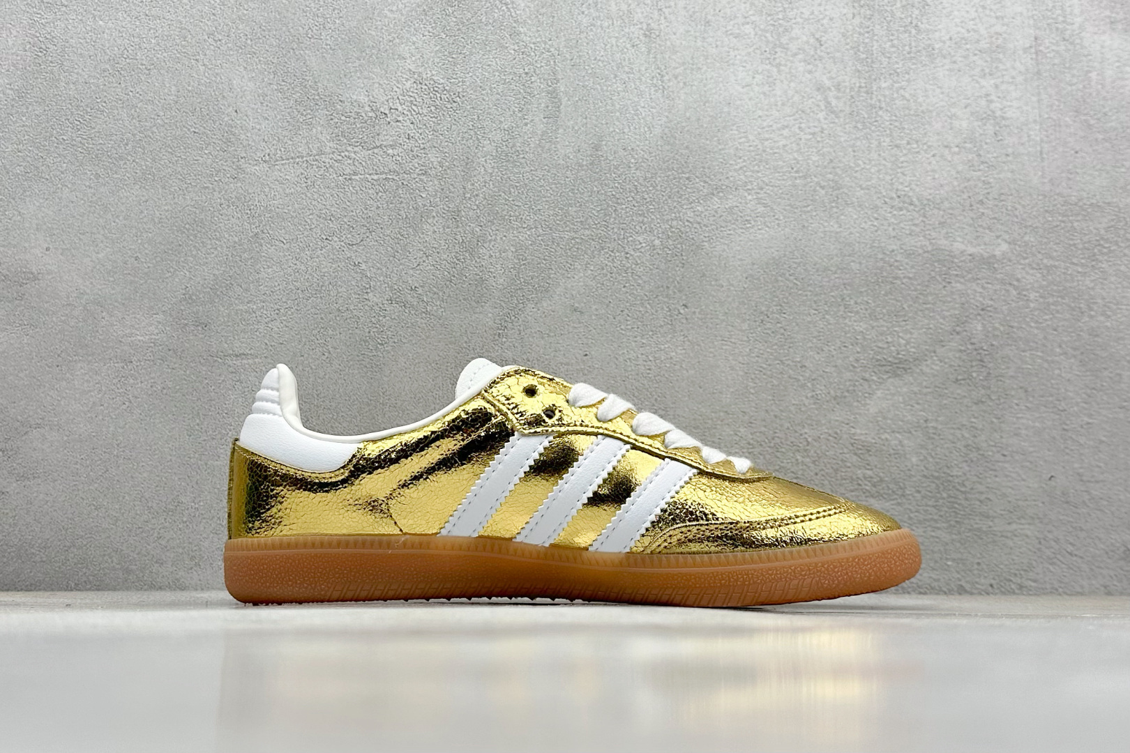  
adidas originals Samba OG 金色
此款以简约大方的造型设计，给人以随性休闲的