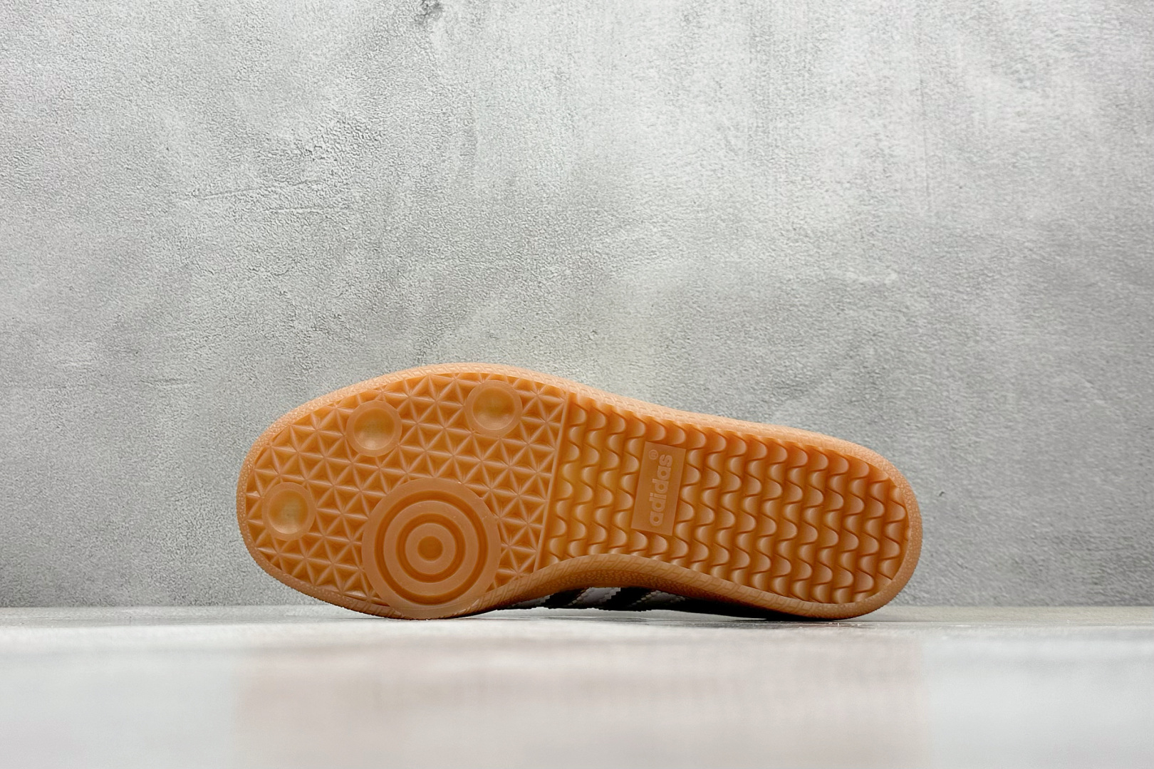  
adidas originals Samba OG 金色
此款以简约大方的造型设计，给人以随性休闲的