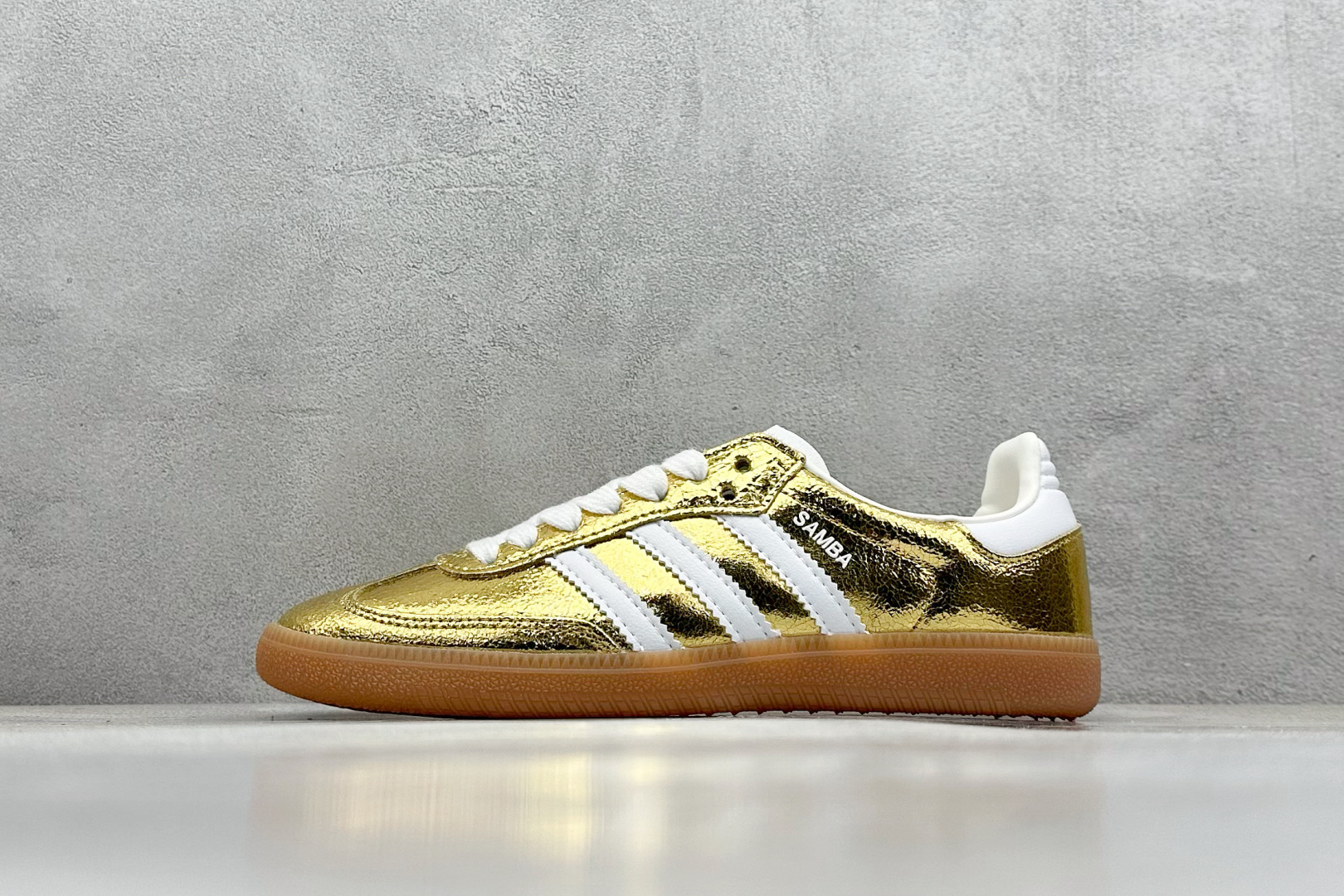  
adidas originals Samba OG 金色
此款以简约大方的造型设计，给人以随性休闲的