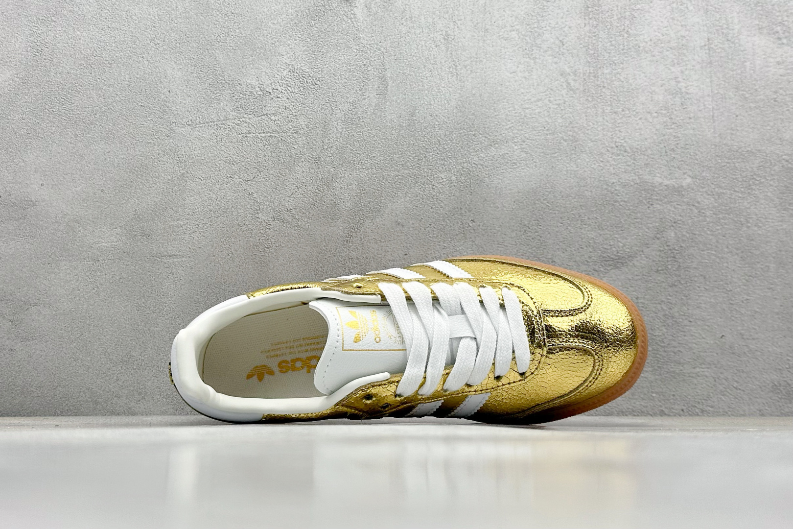  
adidas originals Samba OG 金色
此款以简约大方的造型设计，给人以随性休闲的