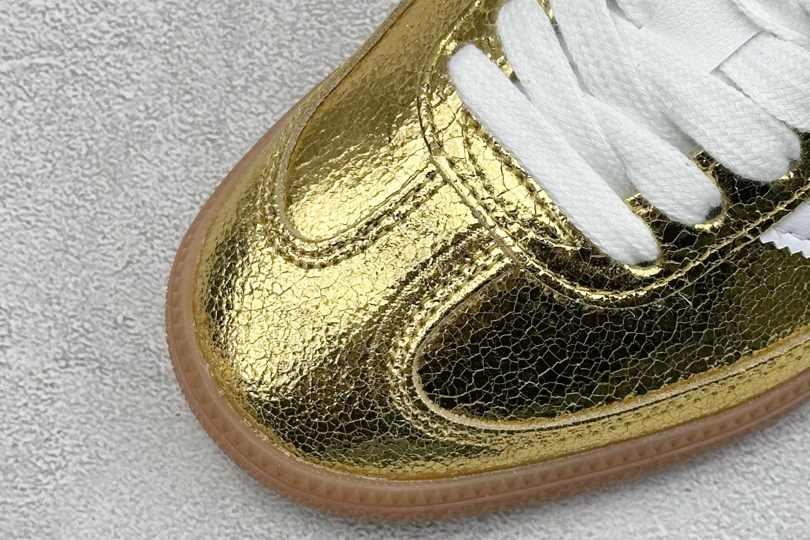  
adidas originals Samba OG 金色
此款以简约大方的造型设计，给人以随性休闲的