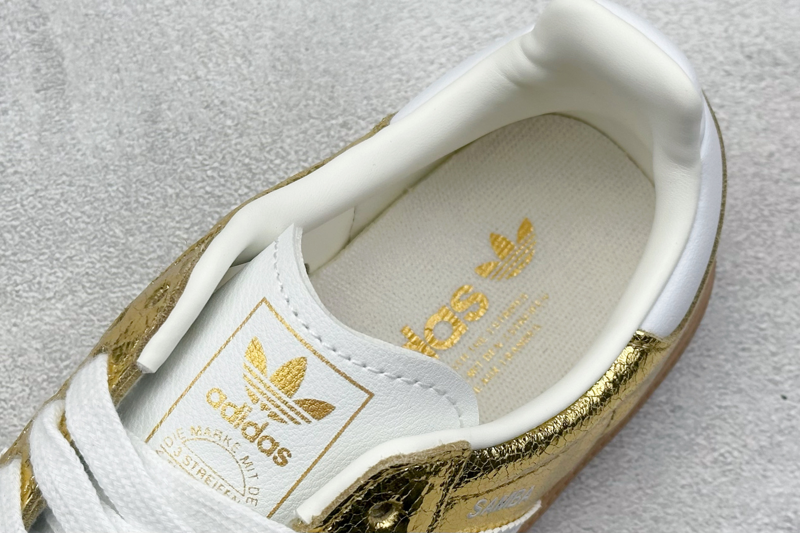  
adidas originals Samba OG 金色
此款以简约大方的造型设计，给人以随性休闲的