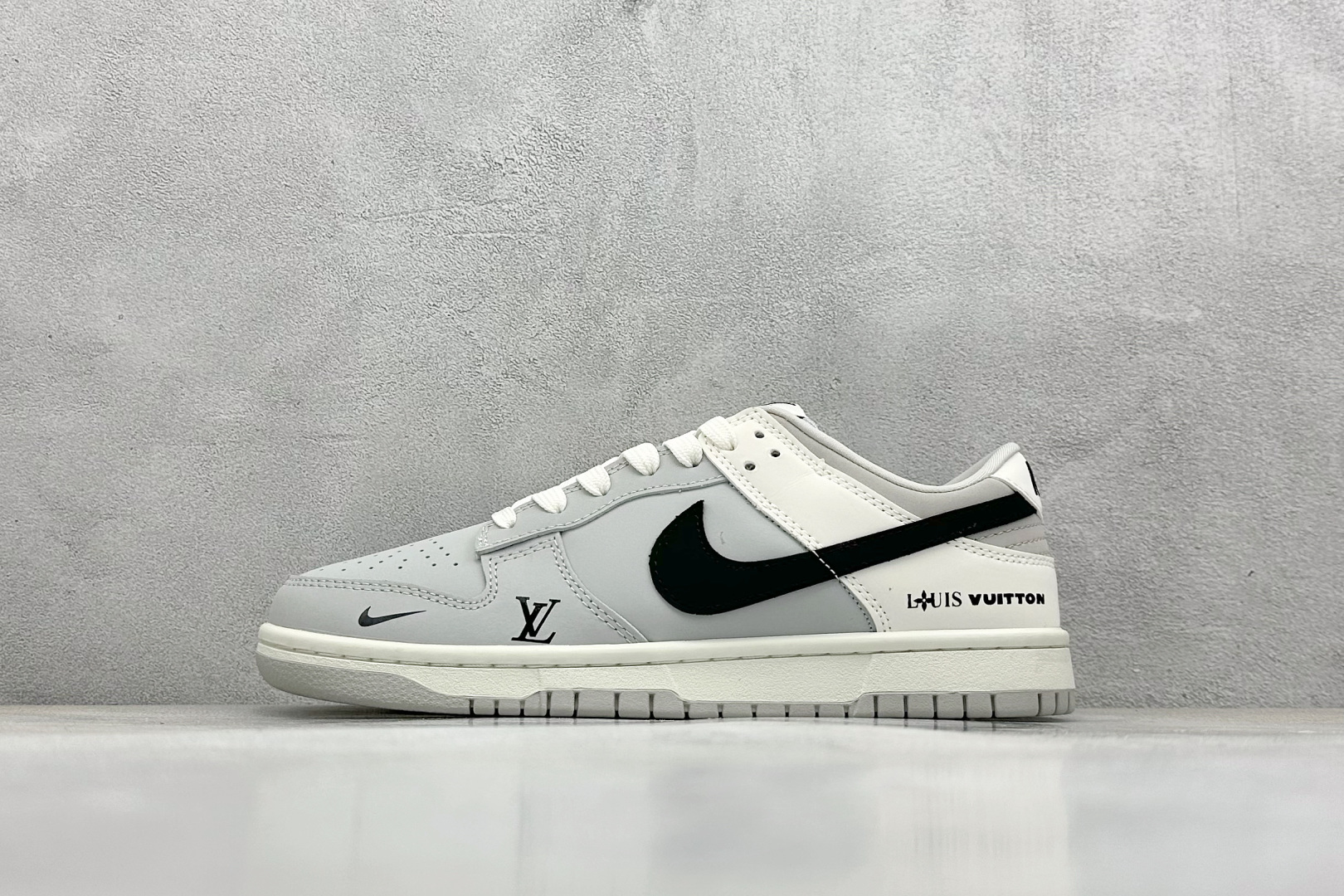  
Nike SB Dunk Low x Louis Vuitton 灰黑小钩
纯原大厂出品 极力推荐
