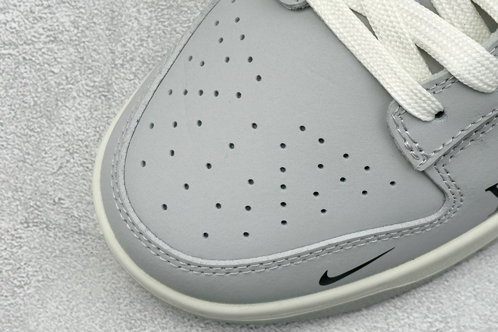  
Nike SB Dunk Low x Louis Vuitton 灰黑小钩
纯原大厂出品 极力推荐
