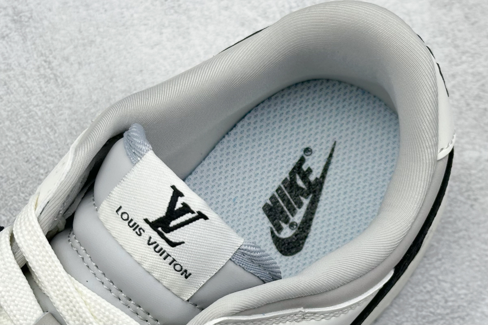  
Nike SB Dunk Low x Louis Vuitton 灰黑小钩
纯原大厂出品 极力推荐
