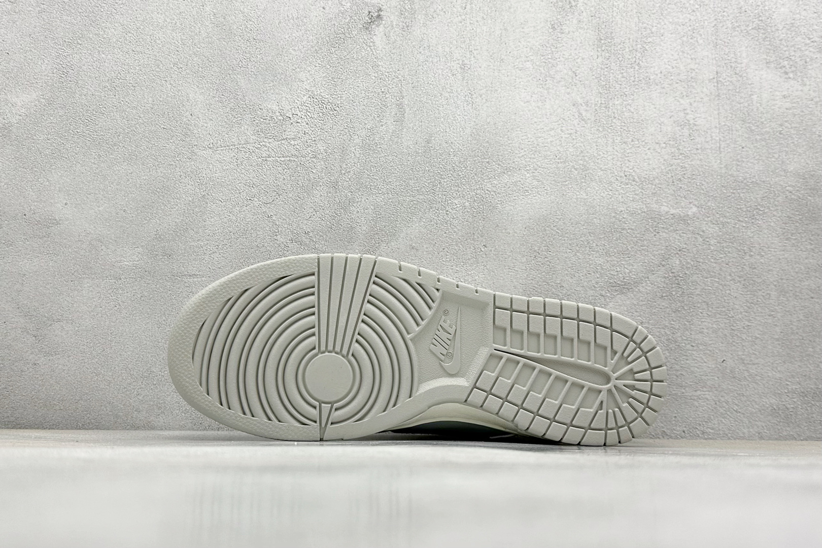  
Nike SB Dunk Low x Louis Vuitton 灰黑小钩
纯原大厂出品 极力推荐
