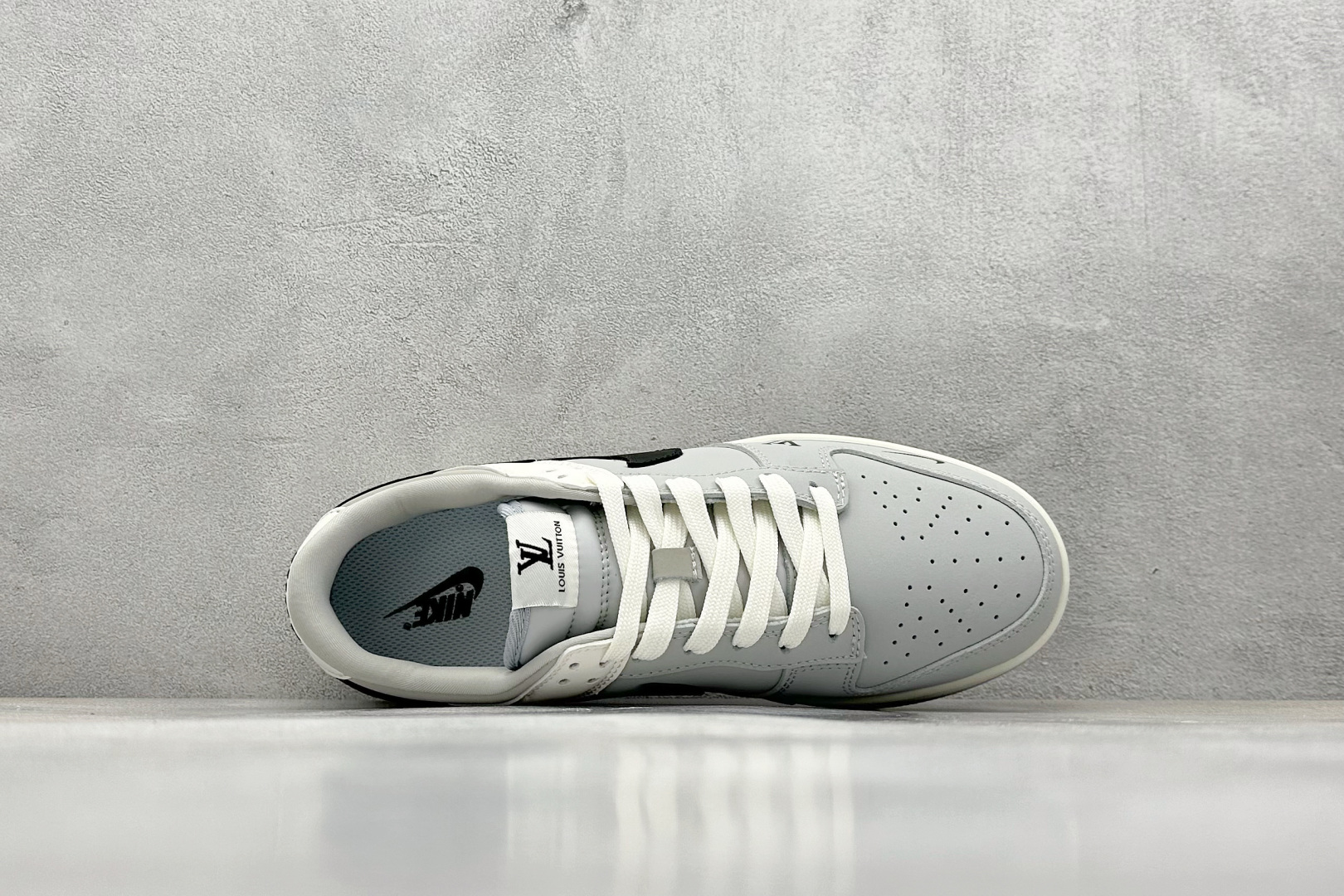  
Nike SB Dunk Low x Louis Vuitton 灰黑小钩
纯原大厂出品 极力推荐
