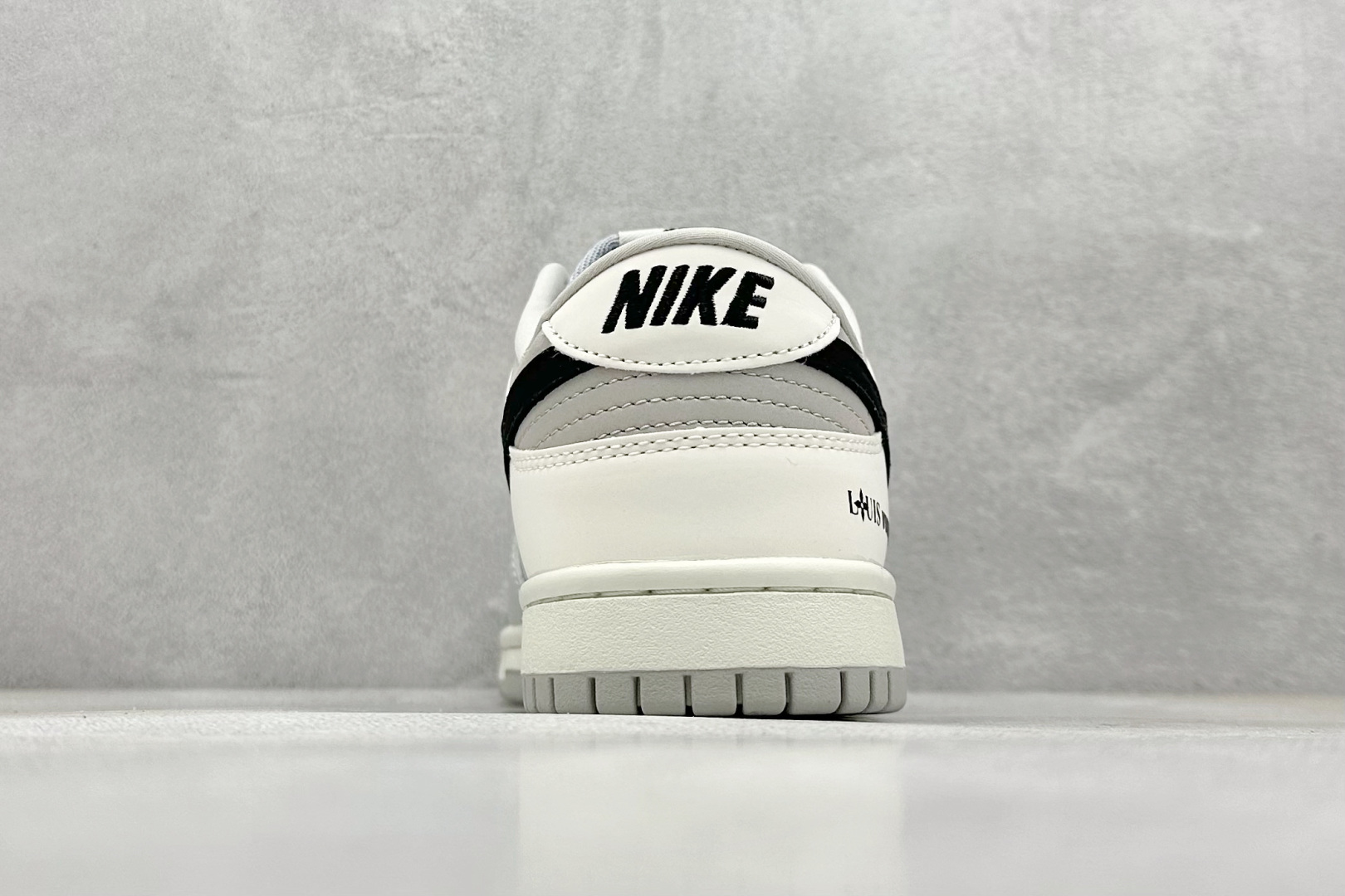  
Nike SB Dunk Low x Louis Vuitton 灰黑小钩
纯原大厂出品 极力推荐
